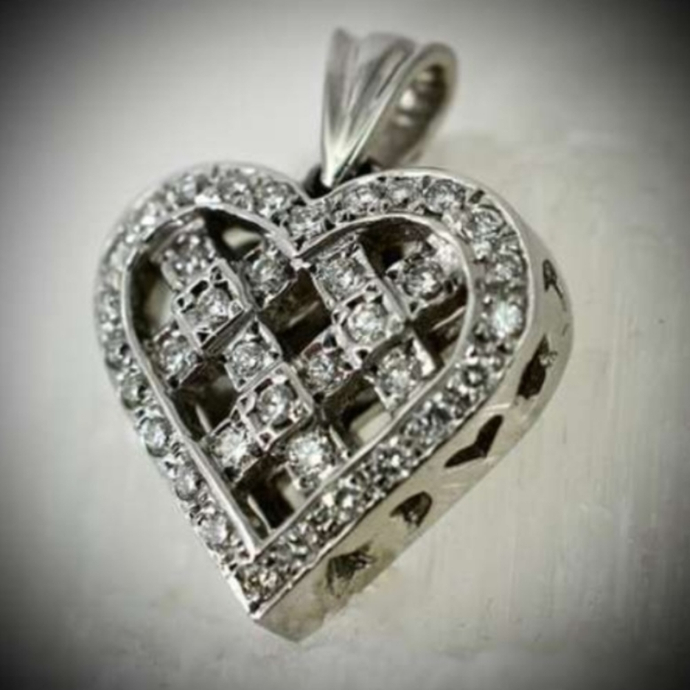18k White Gold, 1/2 ctw. Diamond Heart Pendant